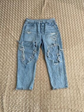 American Eagle 90s Women 14 Boyfriend Distressed Jeans in a light wash denim